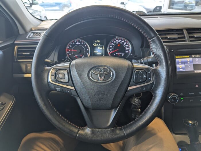 Toyota Camry SE - Image 11