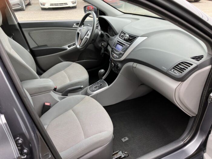 Hyundai Accent GL - Image 12