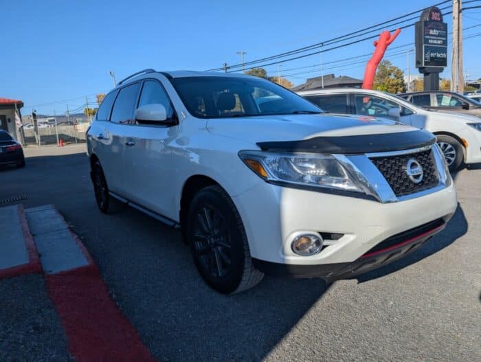 Nissan Pathfinder SV - Image 4