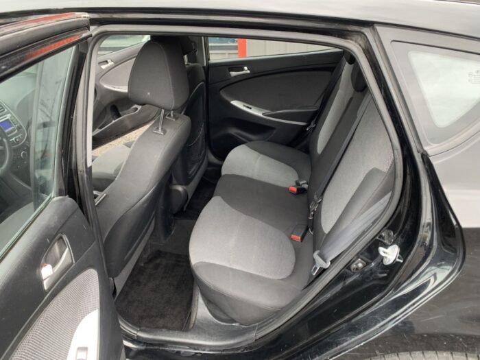 Hyundai Accent GL - Image 7