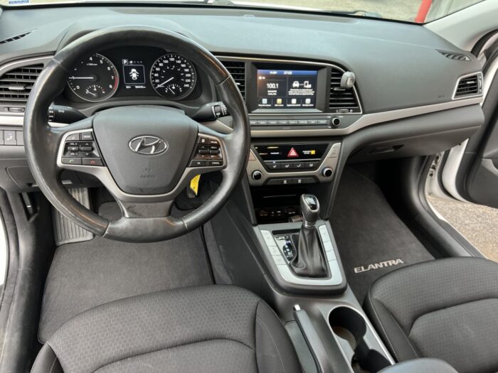 Hyundai Elantra GL - Image 11