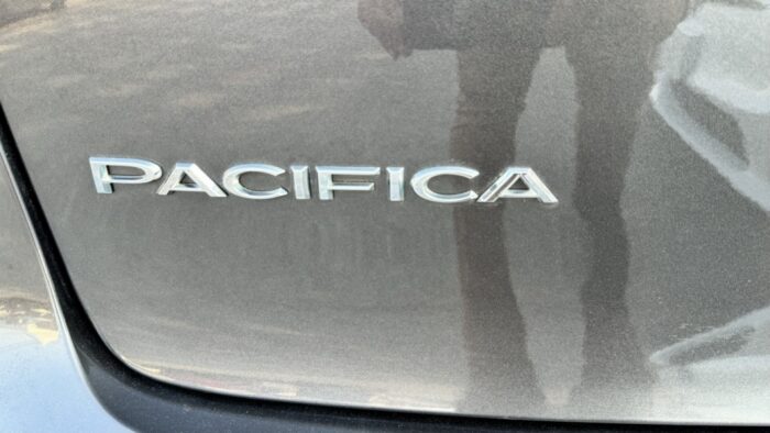 Chrysler Pacifica Touring - Image 12