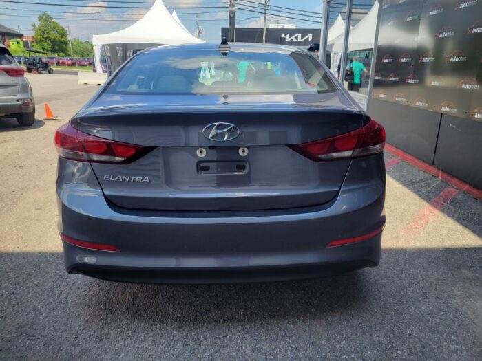 Hyundai Elantra GL - Image 6