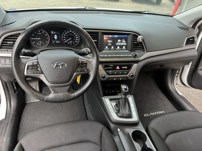 Hyundai Elantra GL - Image 16