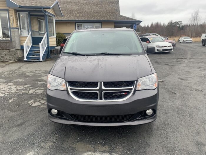 Dodge Grand Caravan SXT - Image 3