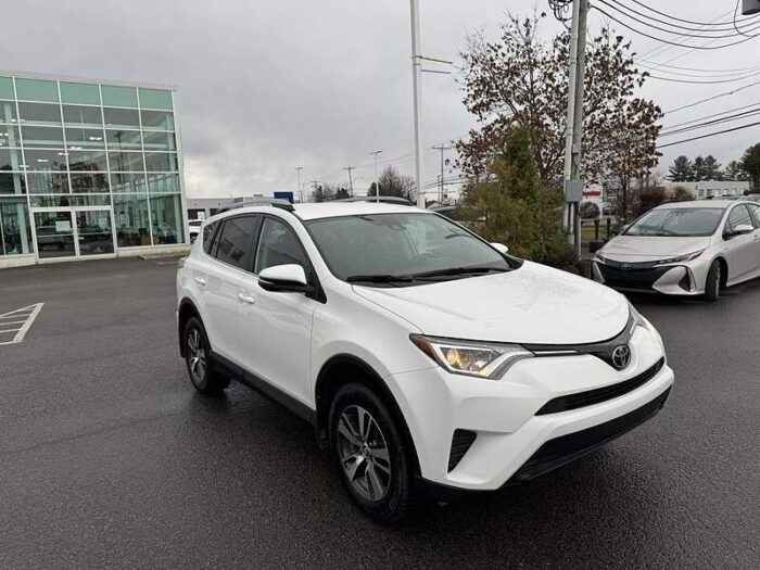 Toyota RAV4 FWD LE - Image 4