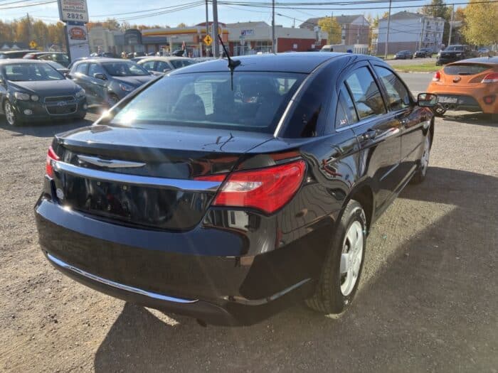 Chrysler 200 LX - Image 6