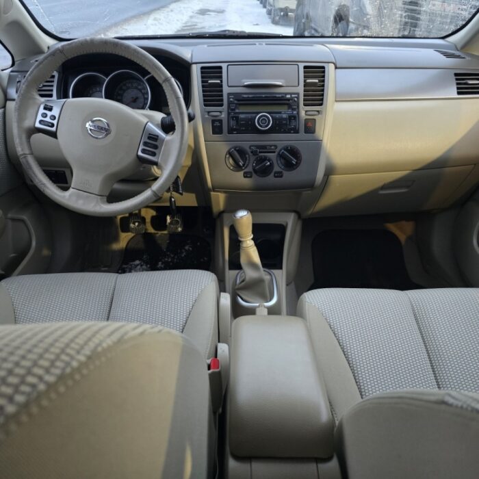 Nissan Versa 1,8 SL - Image 19