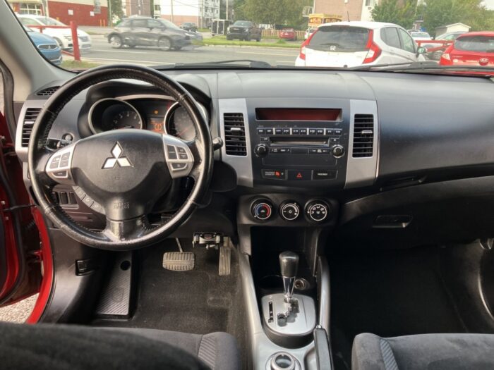 Mitsubishi Outlander LS - Image 19