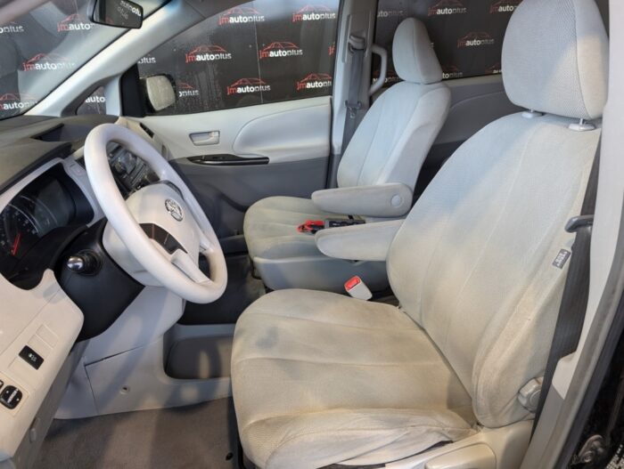 Toyota Sienna - - Image 9