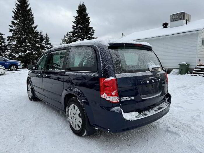 Dodge Grand Caravan Ensemble Valeur plus familiale 4 portes - Image 3