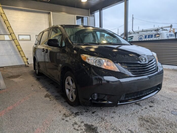 Toyota Sienna - - Image 4