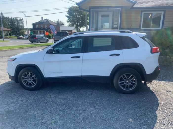 Jeep Cherokee Sport - Image 9