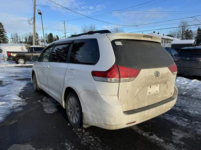 Toyota Sienna 5 portes V6 LE 7 places Traction intégrale - Image 3