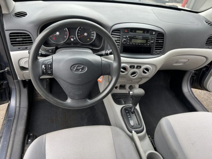 Hyundai Accent GL - Image 11