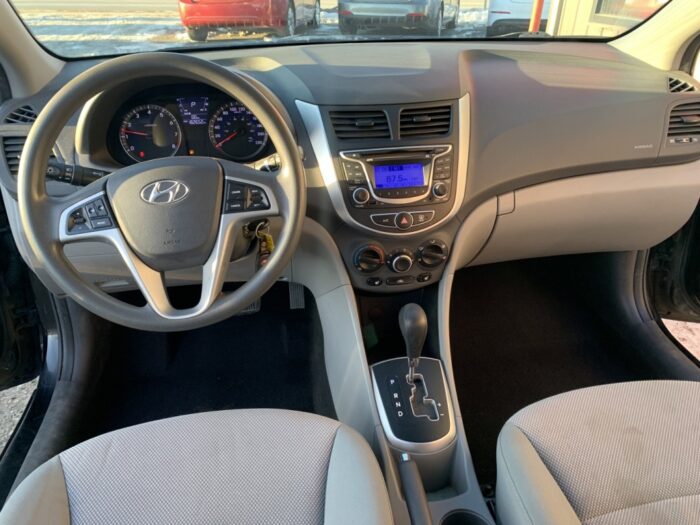 Hyundai Accent GL - Image 10