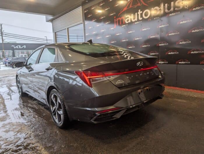 Hyundai Elantra Ultimate avec ensemble Technologie et sièges noirs - Image 7