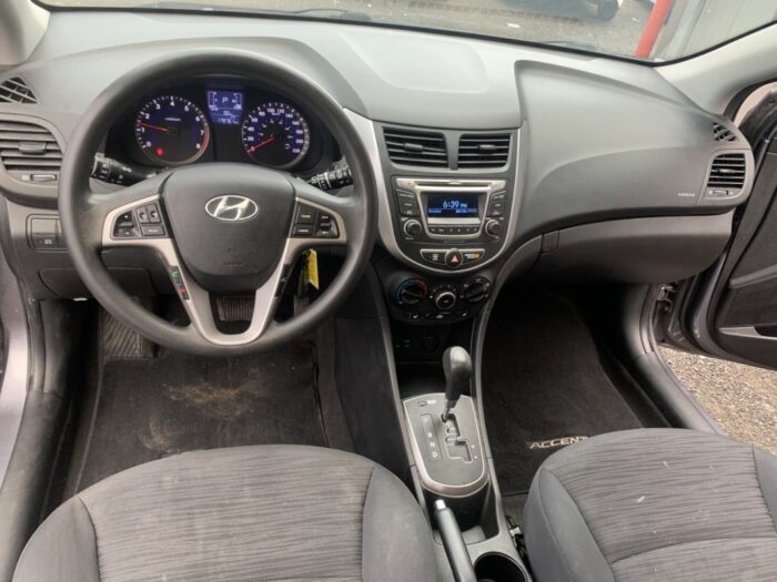 Hyundai Accent SE - Image 10