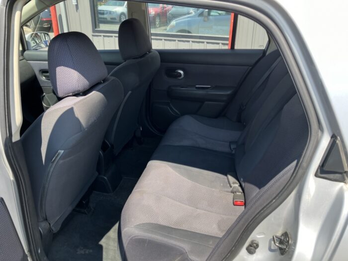 Nissan Versa 1,8 SL - Image 7