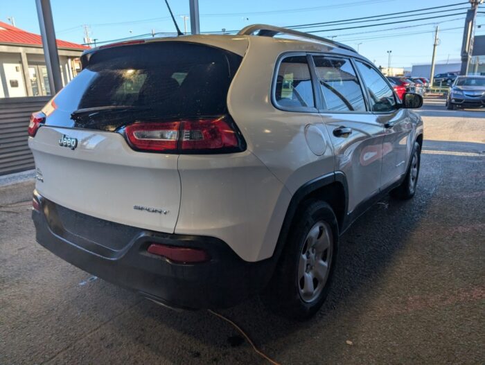 Jeep Cherokee Sport - Image 5