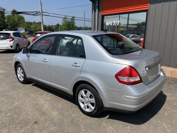 Nissan Versa 1,8 SL - Image 4