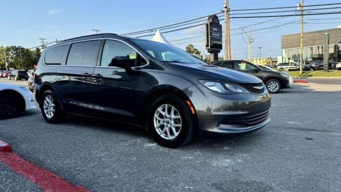 Chrysler Pacifica Touring - Image 4