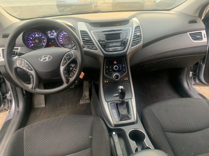 Hyundai Elantra GL - Image 11