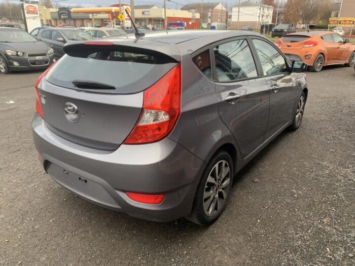 Hyundai Accent SE - Image 4