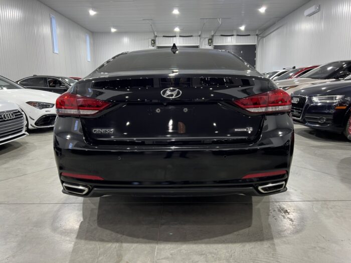 Hyundai Genesis Luxury - Image 4