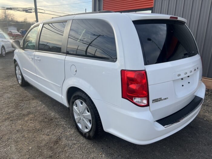 Dodge Grand Caravan SXT - Image 3