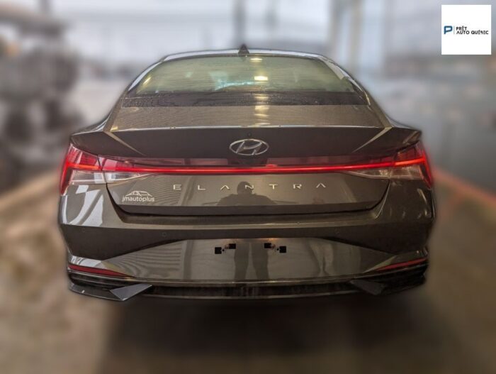 Hyundai Elantra Ultimate avec ensemble Technologie et sièges noirs – Image 5