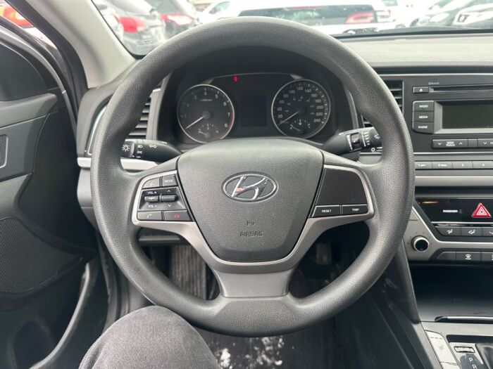 Hyundai Elantra SE - Image 10